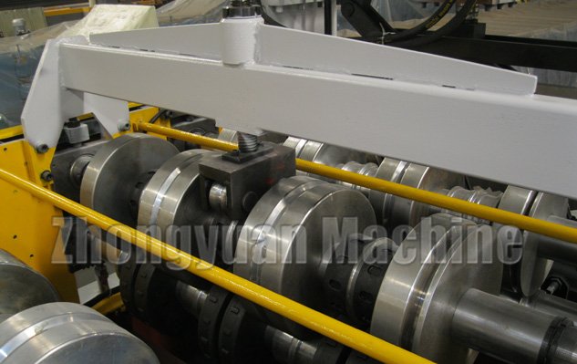 Antiga m&aacute;quina de metal.jpg