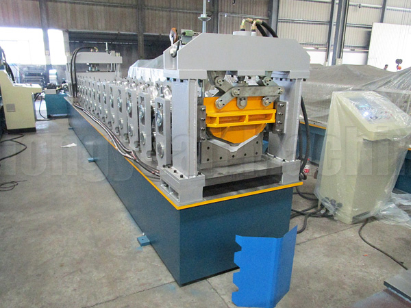 Máquina formadora de rolo de cumeeira