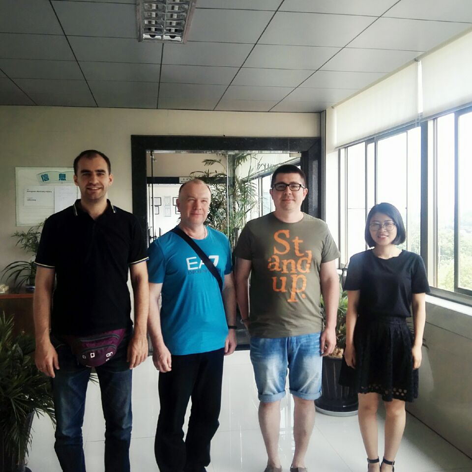 O cliente visitou a fábrica de máquinas para telhados em 01 de junho de 2018