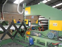 Sistema de corte autom&aacute;tico com serra de fita