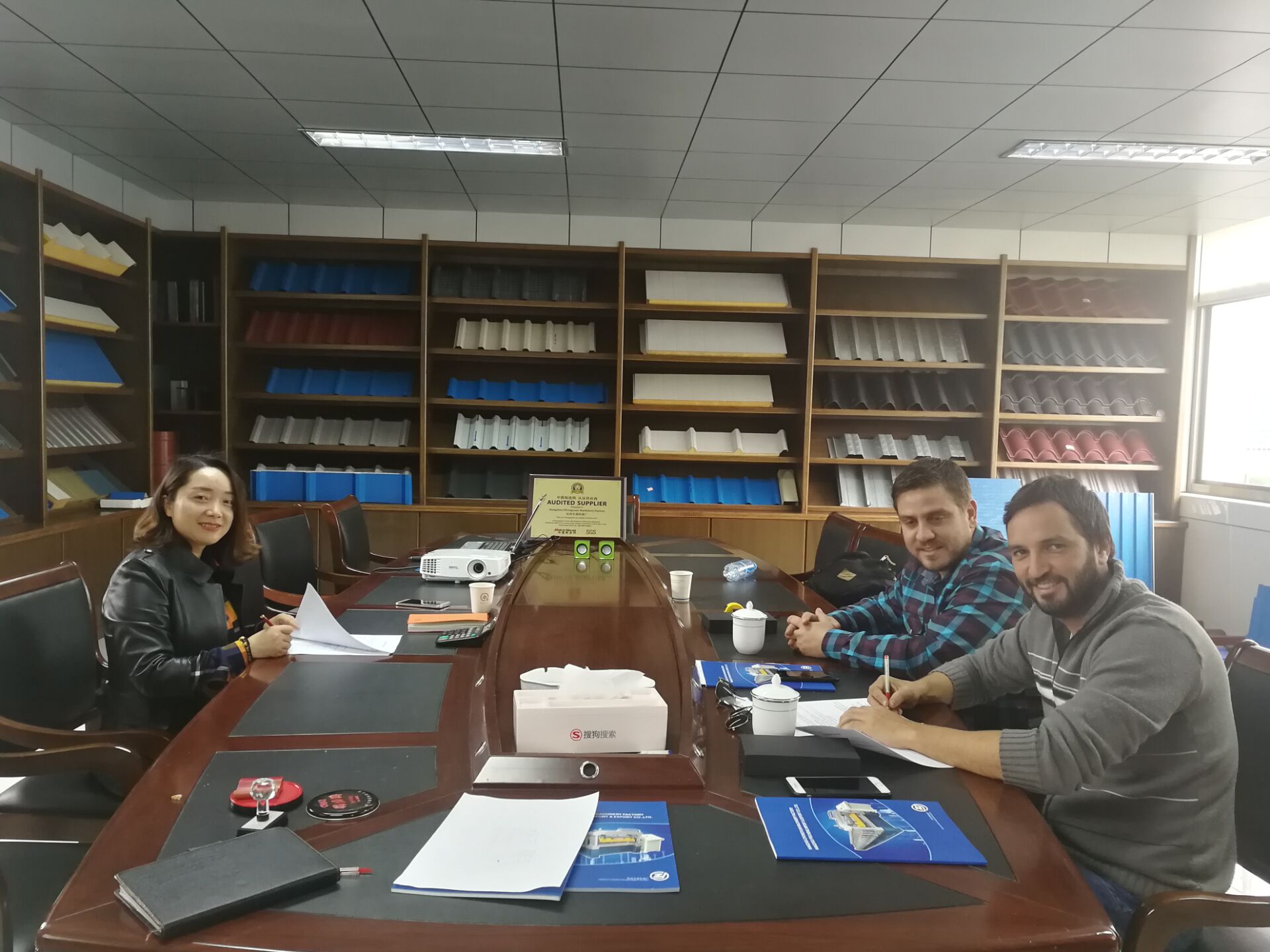 assinar contrato para m&aacute;quina formadora de rolos CZ autom&aacute;tica