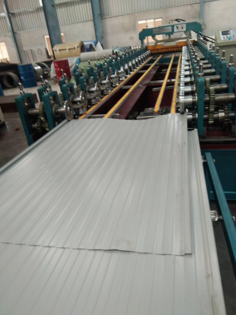 M&aacute;quina para telhado de painel sandu&iacute;che.jpg