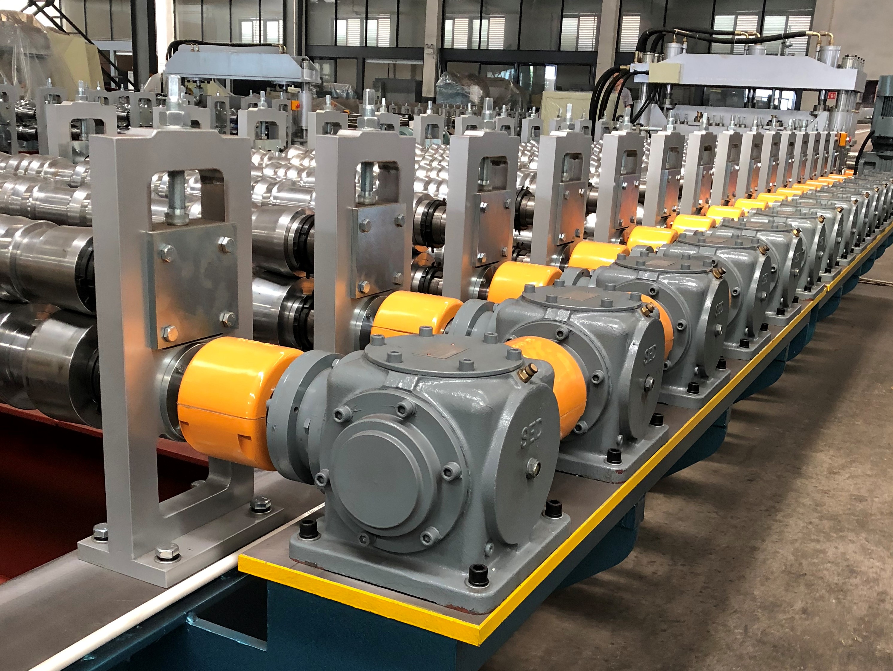 M&aacute;quina formadora de rolos com transmiss&atilde;o de caixa de engrenagens1
