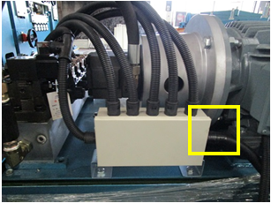 um tubo dentro da caixa da estação hidráulica