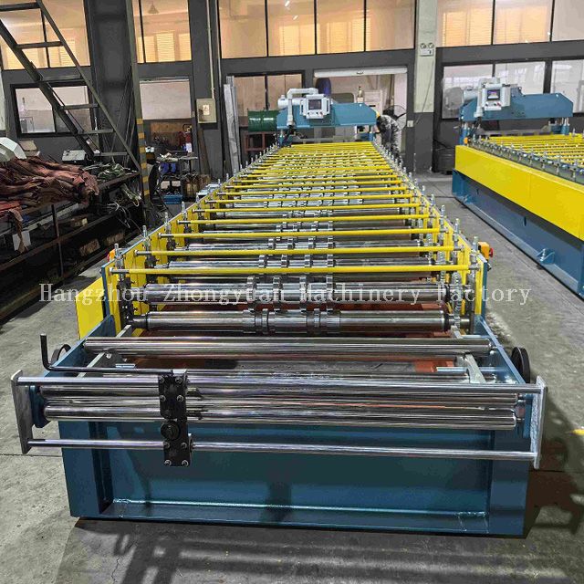 Máquina formadora de rolos de painel de telhado de metal com corte elétrico