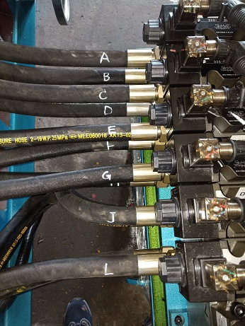 Conecte os tubos do dispositivo de corte e dos dispositivos de perfuração 