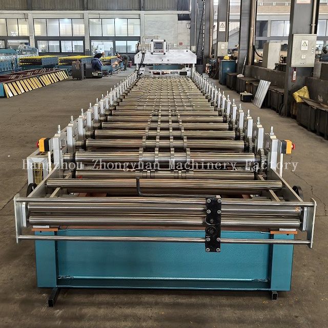 Máquina formadora de rolos para telhados de metal com corte elétrico