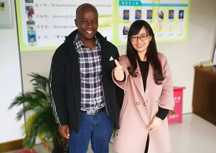 Clientes visitaram para inspecionar seus três conjuntos de máquinas perfiladeiras encomendados em 19 de novembro de 2019