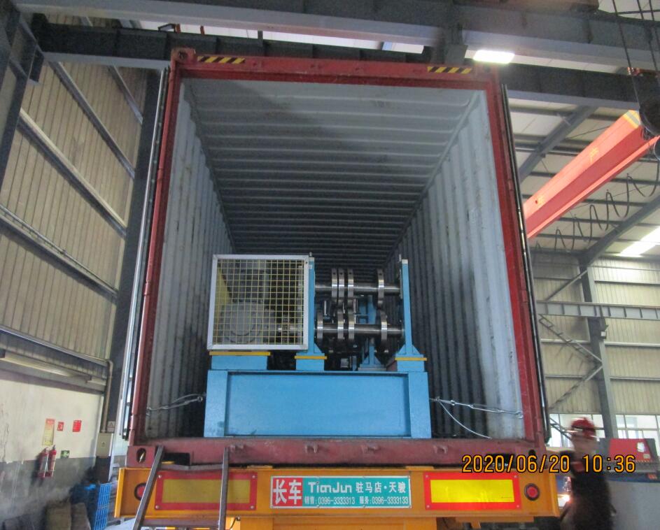 M&aacute;quina formadora autom&aacute;tica de rolos de ter&ccedil;a CZ