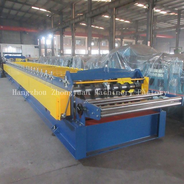 Máquina formadora de rolos para deck de metal com corte voador