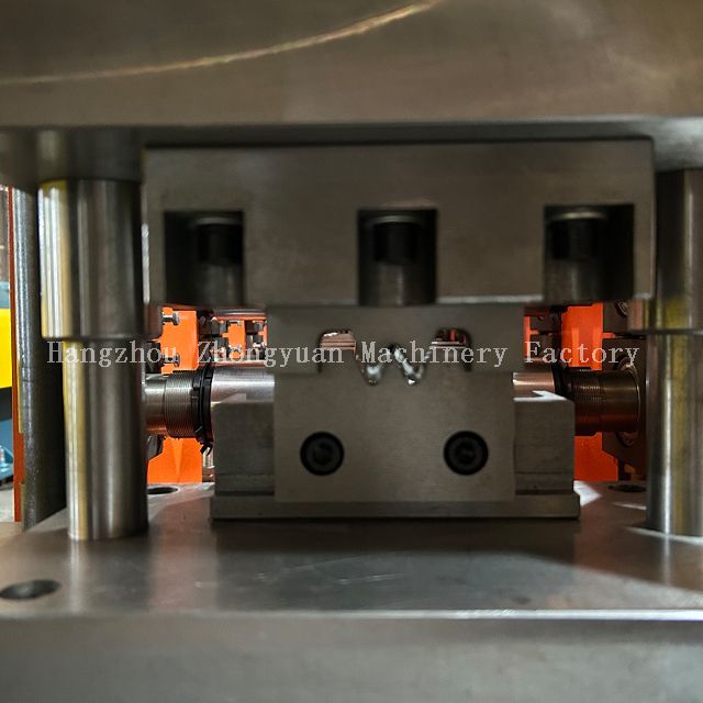 Máquina formadora de rolos em formato W tipo especial Zhongyuan com alta velocidade