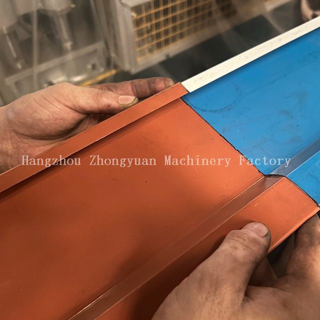 Máquina formadora de rolos para cercas de metal na Hungria em boa forma