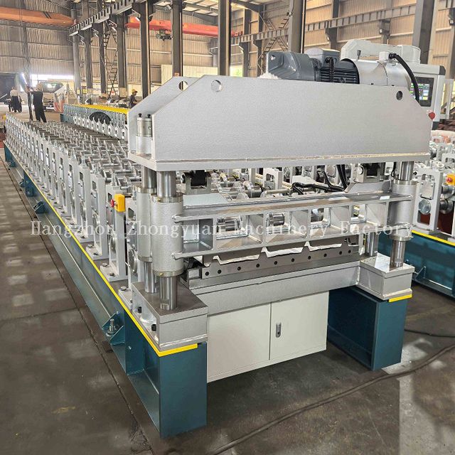 Máquina formadora de telhados metálicos com corte elétrico