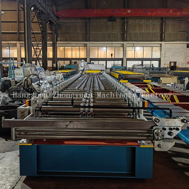 Máquina formadora de painel de telhado de metal com corte elétrico