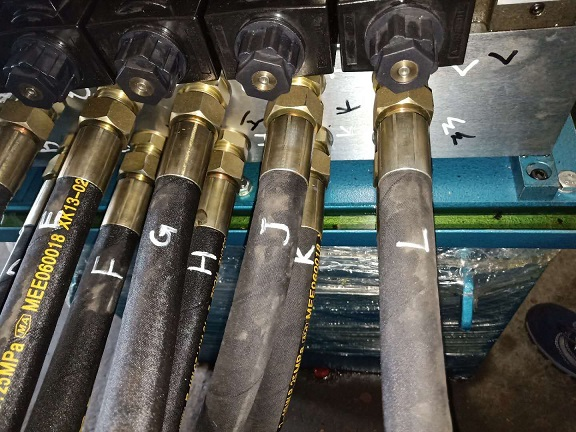 Conecte os tubos do dispositivo de corte e dos dispositivos de perfuração-1