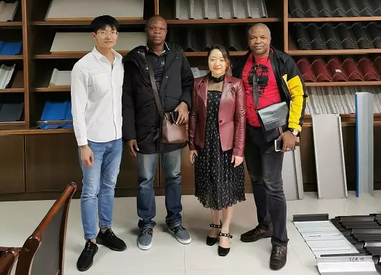 Clientes para inspeção da máquina perfiladeira de telha escalonada em 25 de outubro de 2019