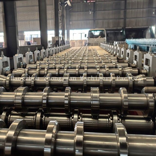 Máquina formadora de rolos para telhados de metal com corte elétrico