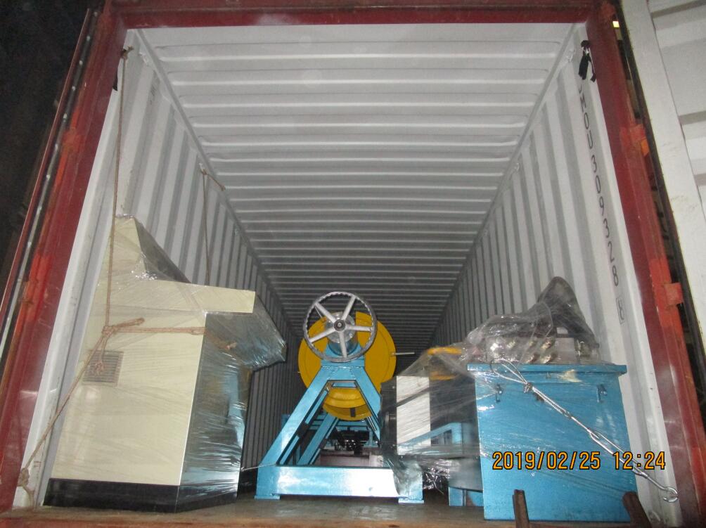 M&aacute;quina formadora de rolos de ter&ccedil;a Dominica