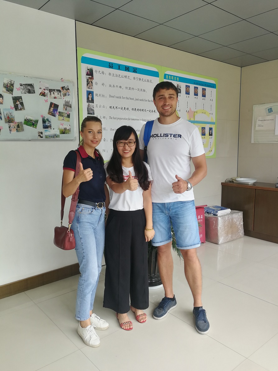 09.06 M&aacute;quina formadora de rolos para painel de cont&ecirc;ineres